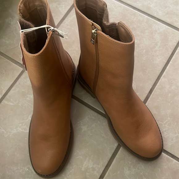 Sam & Libby Shoes - New tan boots zipper on the side